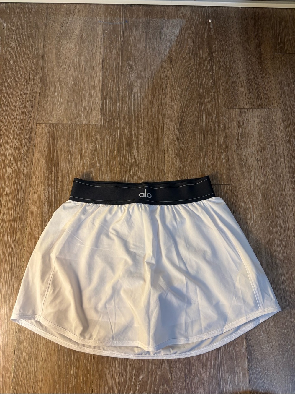 Women’s Alo White Athletic Shorts with Black Waistband never worn but tag remove